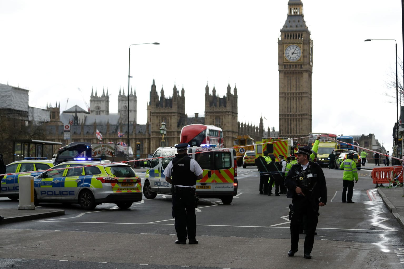 Vor dem Parlamentsgebäude in London wurden mehrere Fußgänger überfahren. Die Polizei spricht von einem "terroristischem" Vorfall.