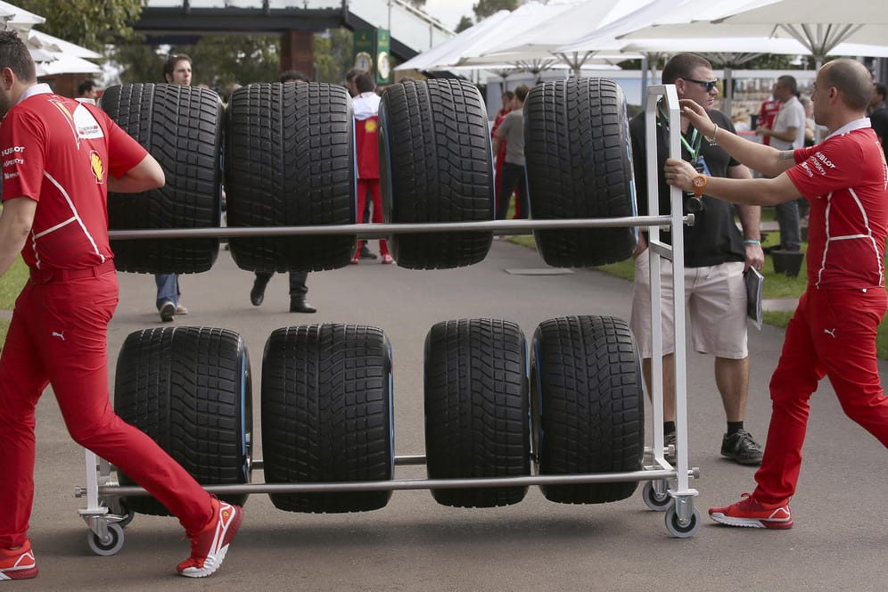 Mechaniker von Ferrari treffen letzte Vorbereitungen für den Grand Prix von Australien.
