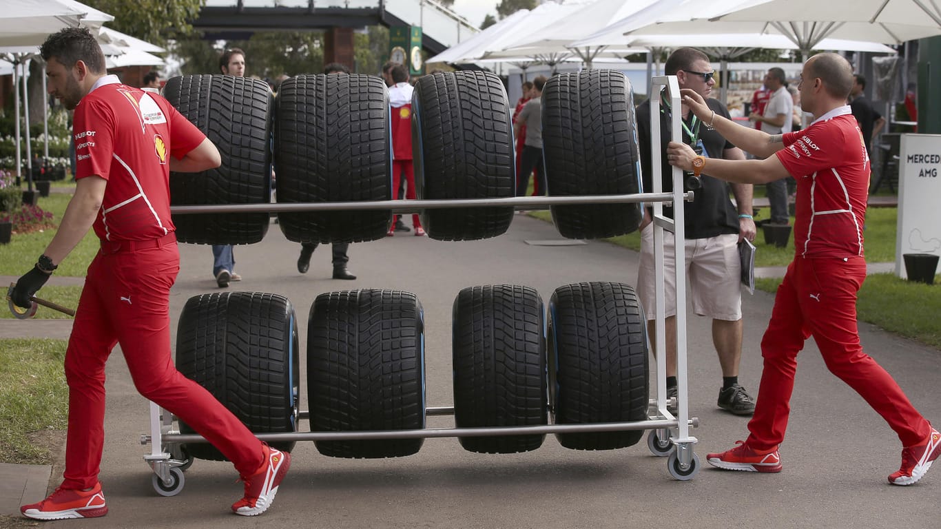 Mechaniker von Ferrari treffen letzte Vorbereitungen für den Grand Prix von Australien.