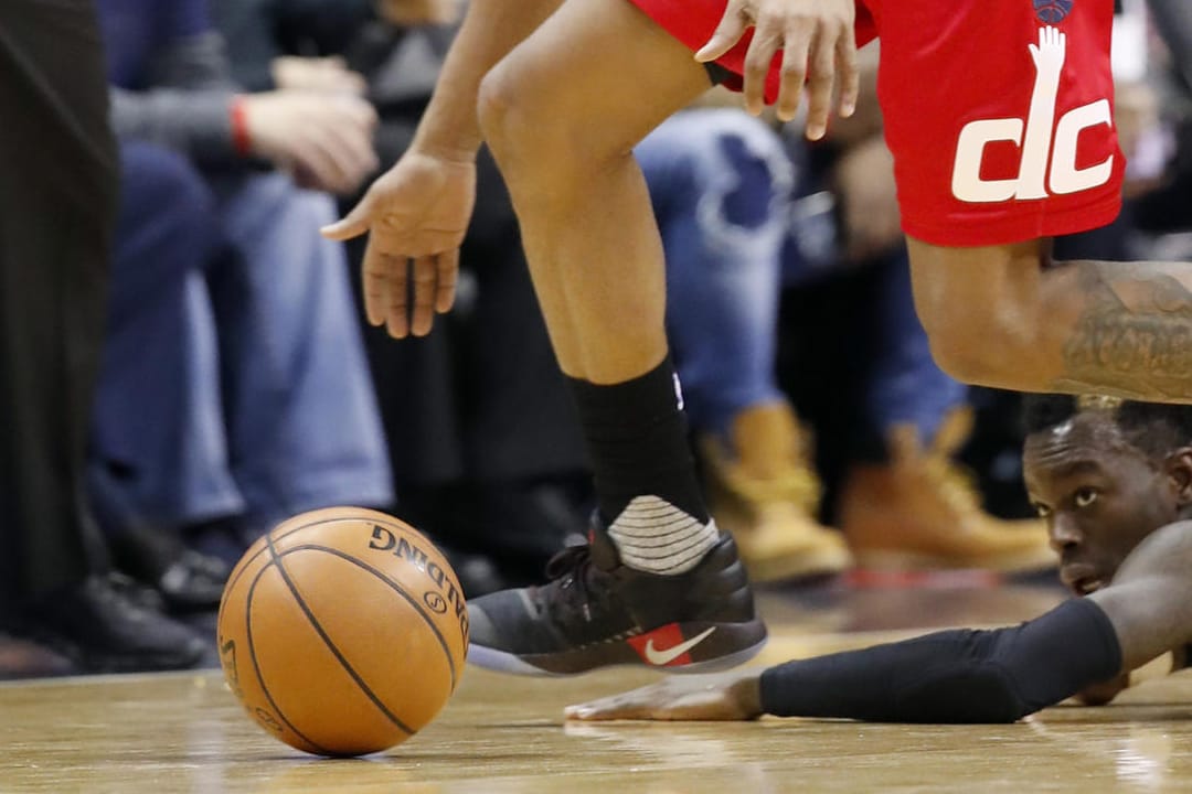 Dennis Schröder am Boden. Der Basketball-Star der Atlanta Hawks hat derzeit kein Spielglück.