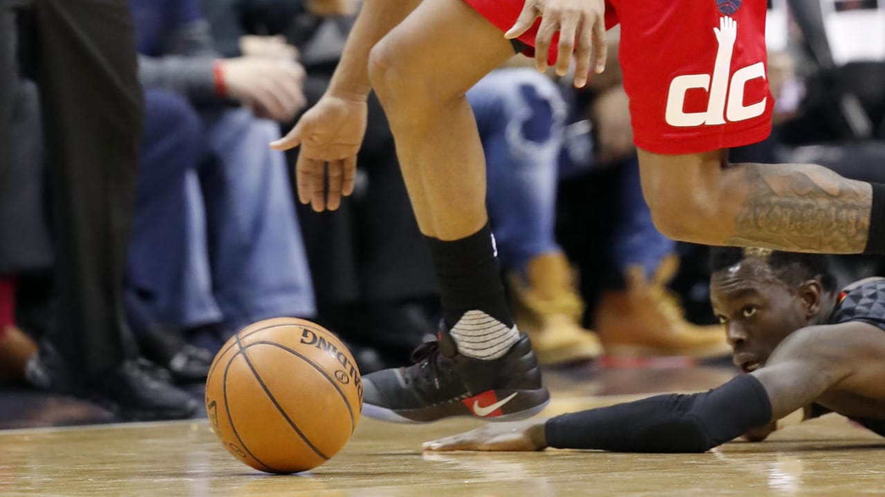 Dennis Schröder am Boden. Der Basketball-Star der Atlanta Hawks hat derzeit kein Spielglück.