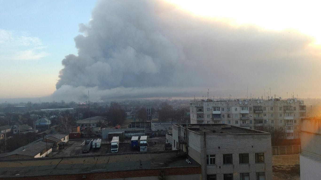 Rauch über dem Munitionslager in Balaklija.