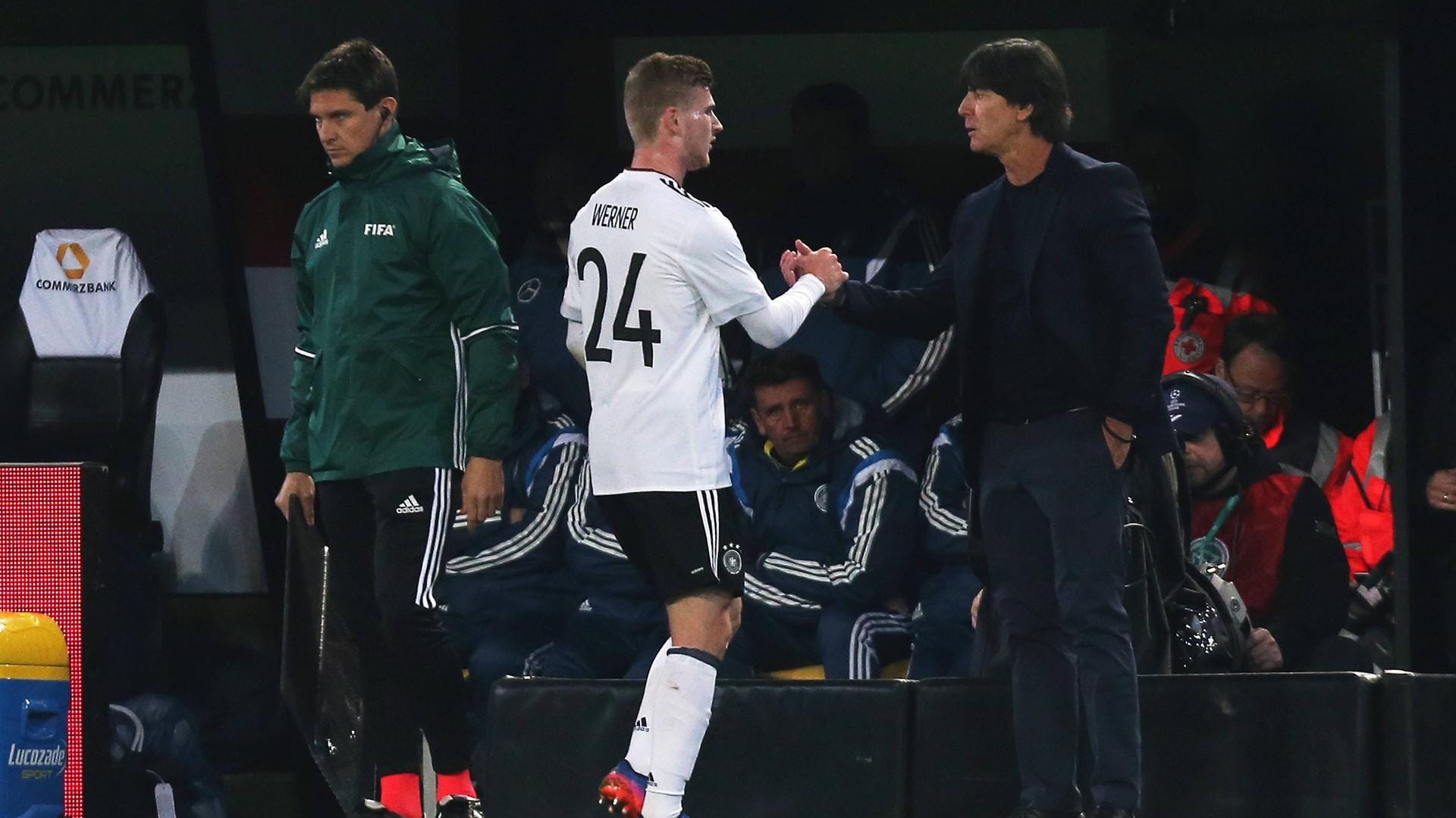 Timo Werner klatscht bei seiner Auswechslung mit Bundestrainer Jogi Löw ab.