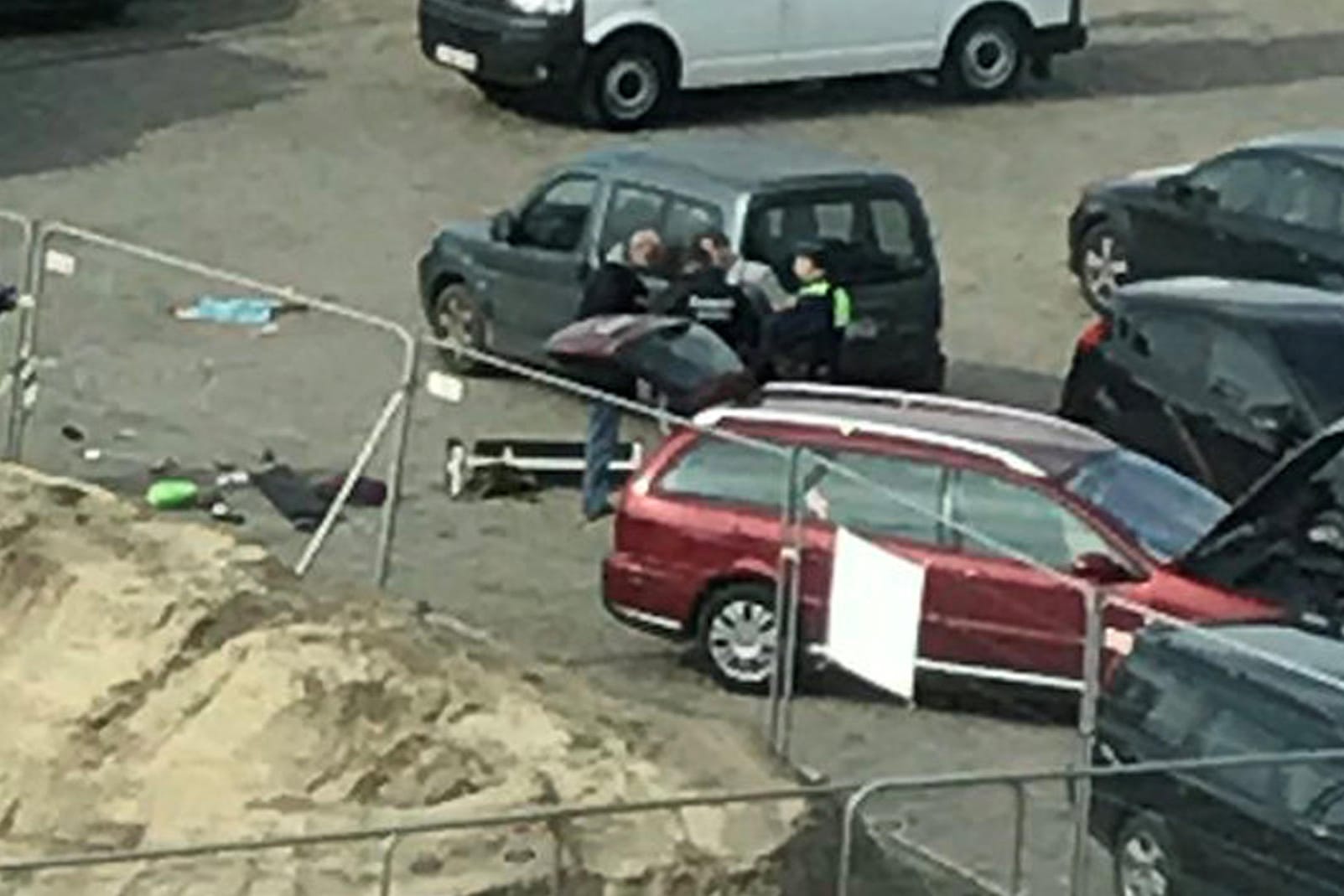 Polizisten stehen bei dem sichergesellten Auto, mit dem ein Mann in eine belebte Einkaufsstraße in Antwerpen raste.