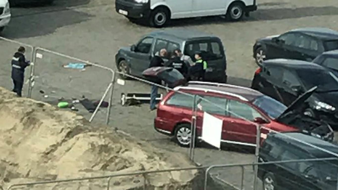 Polizisten stehen bei dem sichergesellten Auto, mit dem ein Mann in eine belebte Einkaufsstraße in Antwerpen raste.