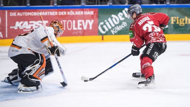 Patrick Hager (r) ist weiterhin Teil des Kaders der Kölner Haie.