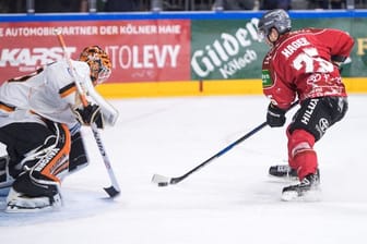 Patrick Hager (r) ist weiterhin Teil des Kaders der Kölner Haie.