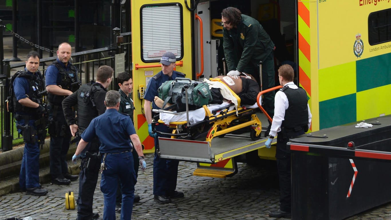 Notfallhelfer versorgen den tödlich verwundeten Attentäter von London.