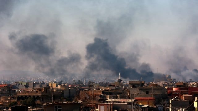 Während der Kämpfe um Mossul stehen Rauchwolken über der Stadt im Norden des Irak. Während der Kämpfe um Mossul stehen Rauchwolken über der Stadt im Norden des Irak.