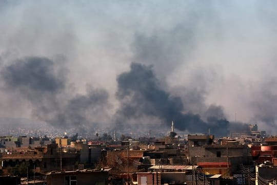 Während der Kämpfe um Mossul stehen Rauchwolken über der Stadt im Norden des Irak.