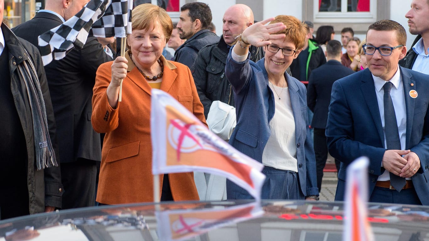 Merkel stellt sich im saarländischen Landtagswahlkampf auf die Seite des Diesels.