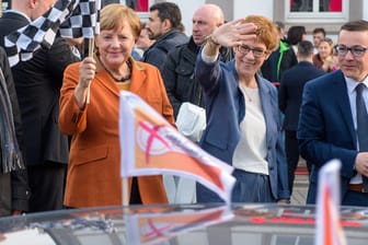 Merkel stellt sich im saarländischen Landtagswahlkampf auf die Seite des Diesels.