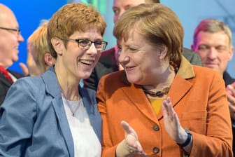 Endspurt an der Saar: Kanzlerin Merkel mit Ministerpräsidentin Annegret Kramp-Karrenbauer.