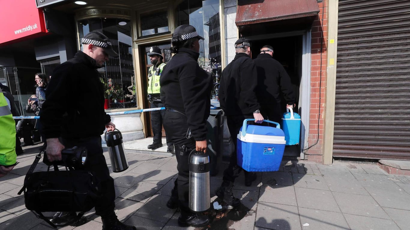Polizisten kehren mit Equipment in eine Wohnung in Birmingham zurück, die nach dem Anschlag in London durchsucht wurde.