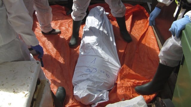 Mitarbeiter der Hilfsorganisation "Proactiva Open Arms" bei der Bergung eines toten Flüchtlings auf dem Rettungsschiff Golfo Azzurro vor der Küste Libyens.