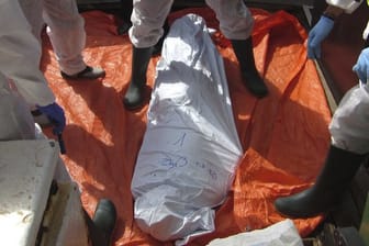 Mitarbeiter der Hilfsorganisation "Proactiva Open Arms" bei der Bergung eines toten Flüchtlings auf dem Rettungsschiff Golfo Azzurro vor der Küste Libyens.
