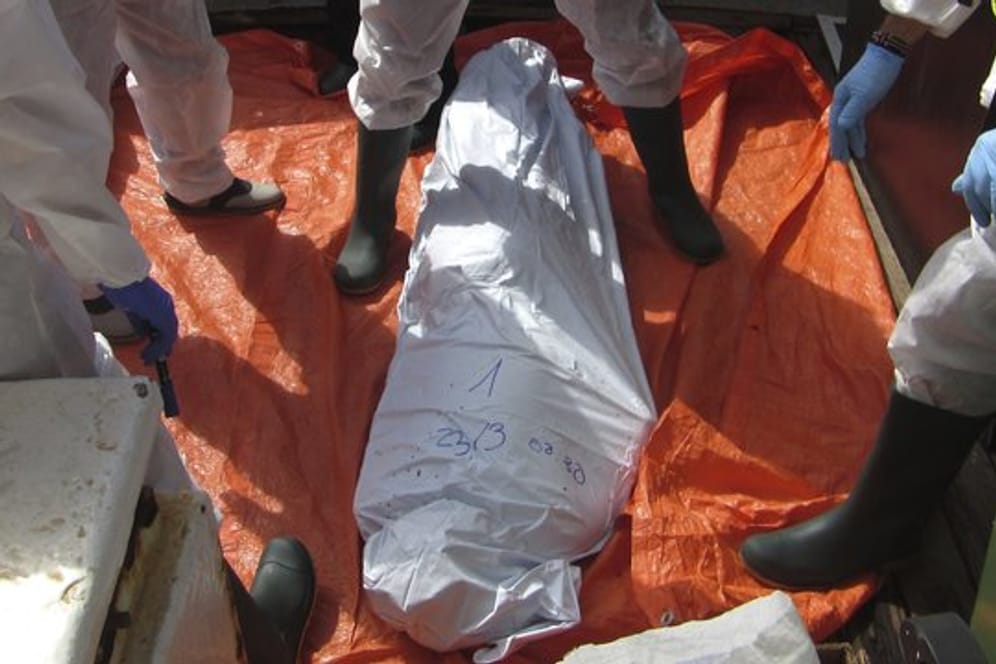 Mitarbeiter der Hilfsorganisation "Proactiva Open Arms" bei der Bergung eines toten Flüchtlings auf dem Rettungsschiff Golfo Azzurro vor der Küste Libyens.