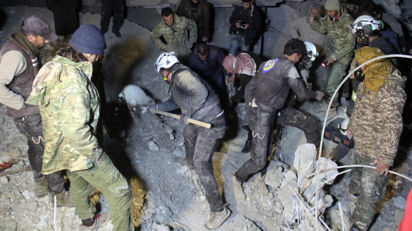 Suche nach Opfern: Syrische Zivilisten und Weißhelme nach einem Luftangriff in Aleppo.