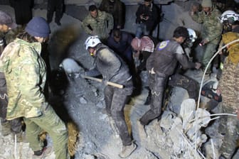 Suche nach Opfern: Syrische Zivilisten und Weißhelme nach einem Luftangriff in Aleppo.