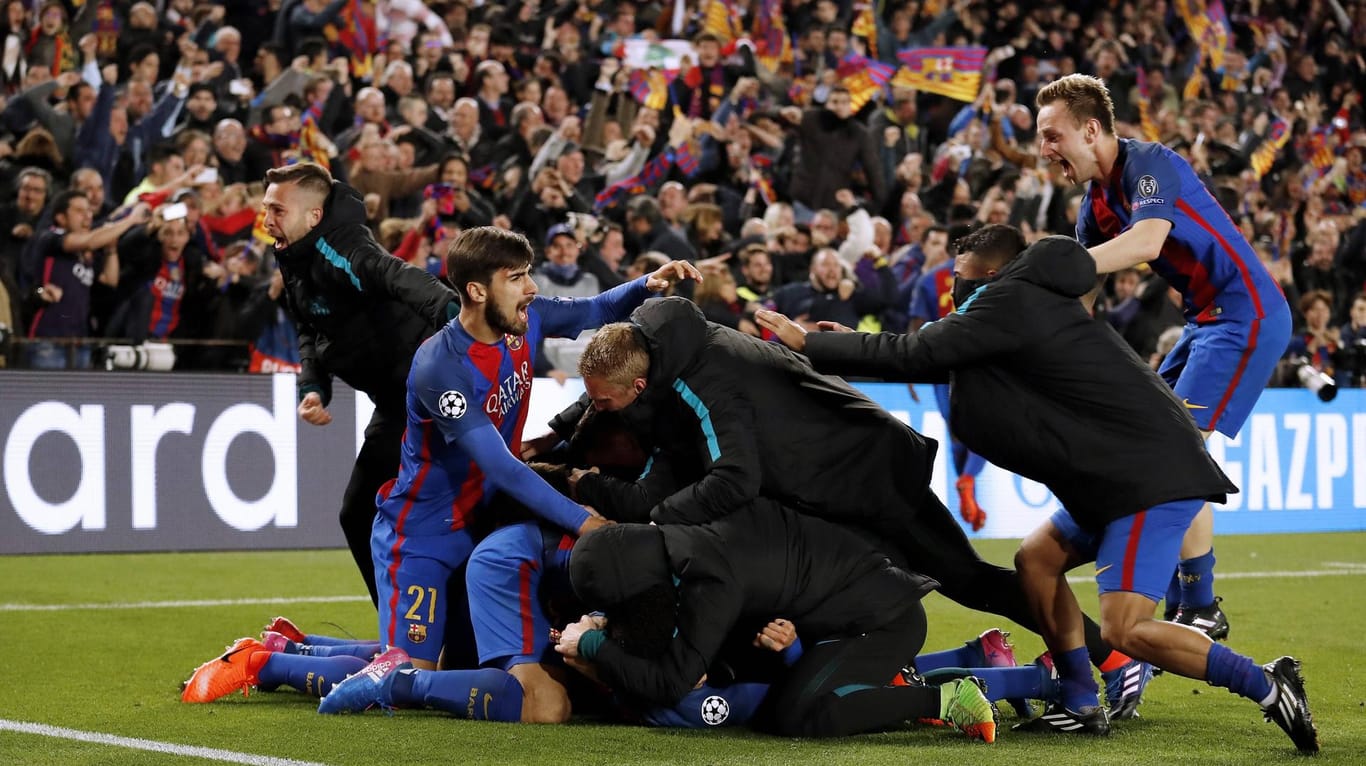 Dramatisch: Die Spieler des FC Barcelona feiern Siegtorschütze Sergi Roberto.