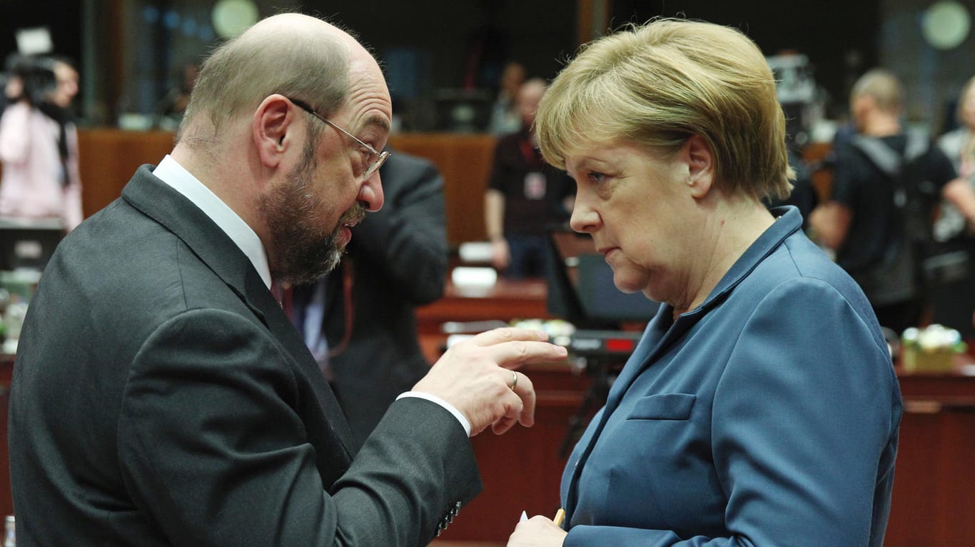 Martin Schulz und Angela Merkel - damals noch im Europaparlament. Jetzt macht der neue SPD-Kanzlerkandidat der Amtsinhaberin Druck - zum ersten Mal bei der Landtagswahl im Saarland am Sonntag.