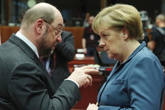 Martin Schulz und Angela Merkel - damals noch im Europaparlament. Jetzt macht der neue SPD-Kanzlerkandidat der Amtsinhaberin Druck - zum ersten Mal bei der Landtagswahl im Saarland am Sonntag.