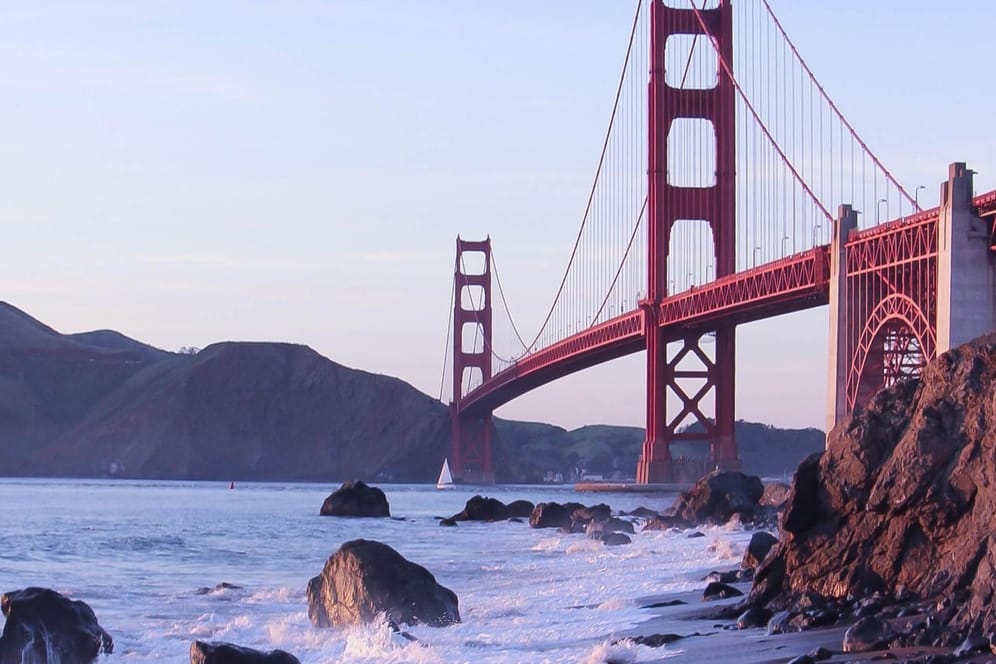 Das Geburtstagskind wird 80: die Golden Gate Bridge in San Francisco, Kalifornien