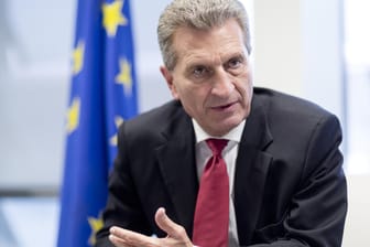 EU Haushalts- und Personalkommissar Günther Oettinger will Großbritannien eine saftige Brexit-Abrechnung präsentieren.