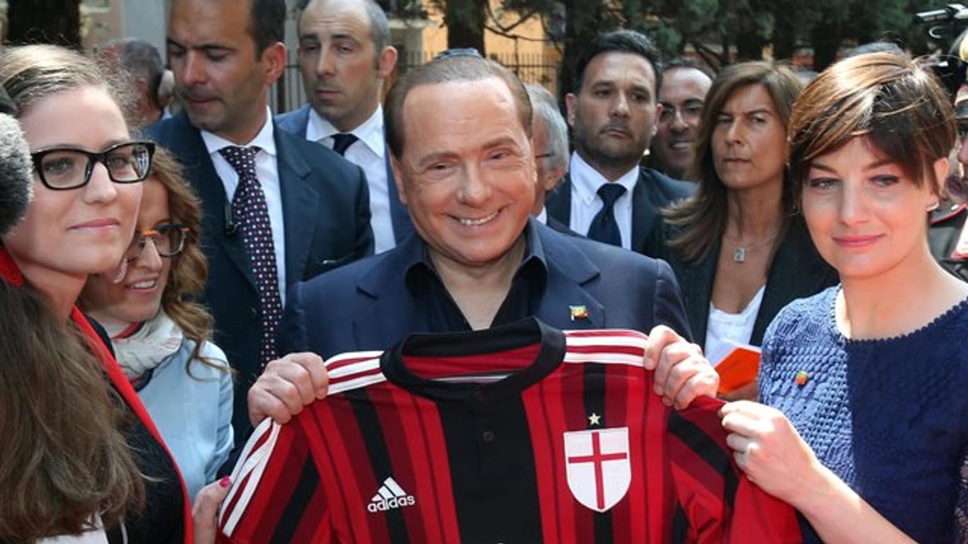 Die Investorengruppe Sino Europe Sports kauft den AC Mailand von Silvio Berlusconis Familienholding Fininvest.
