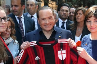 Die Investorengruppe Sino Europe Sports kauft den AC Mailand von Silvio Berlusconis Familienholding Fininvest.