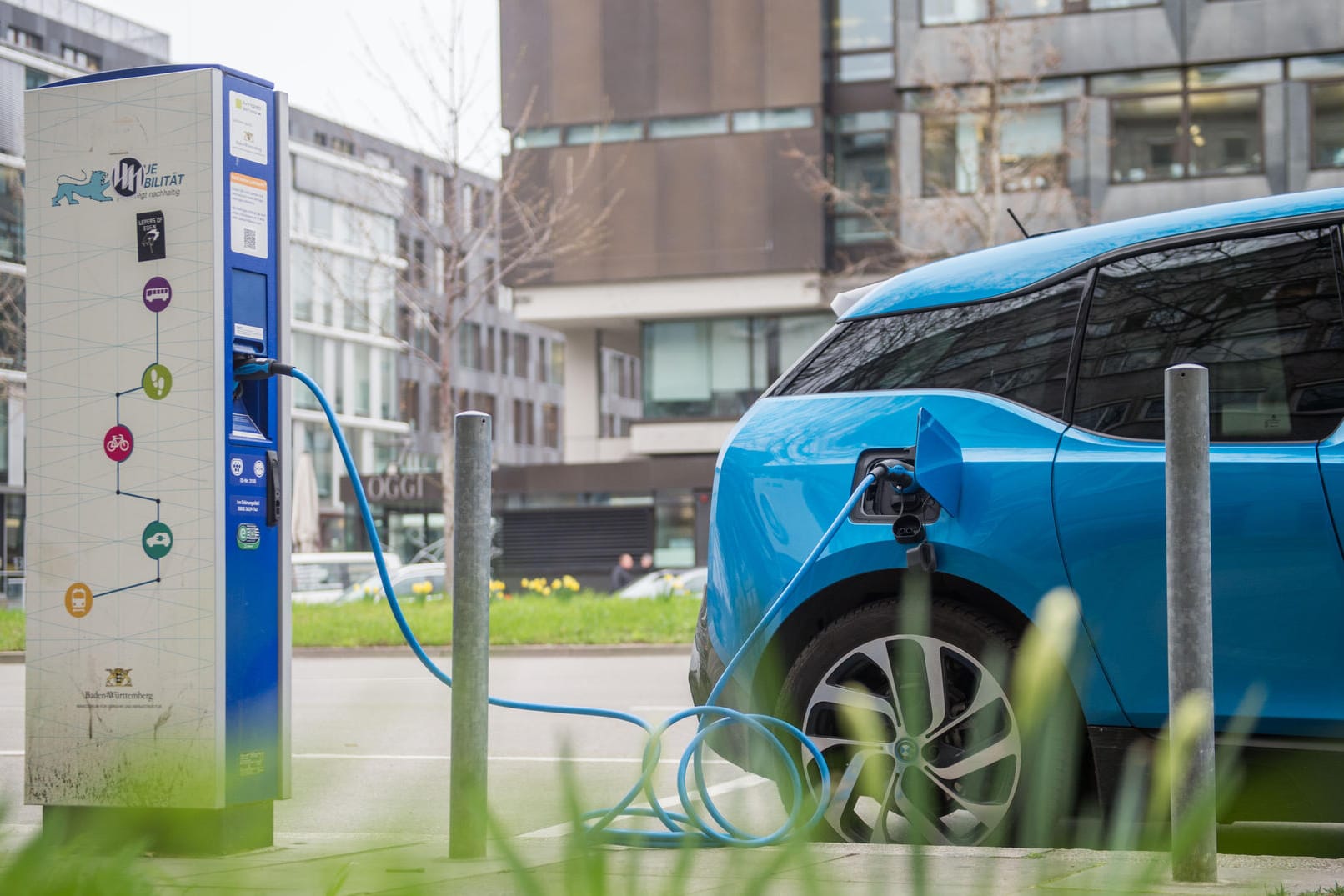 Ein Elektroauto des Typs BMW i3 an einer Stromtankstelle.