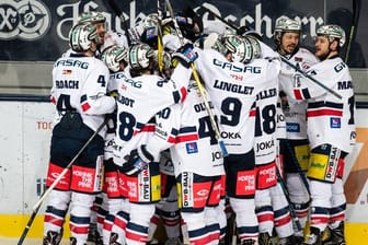 Die Eisbären jubeln über das Siegtor in der Overtime.