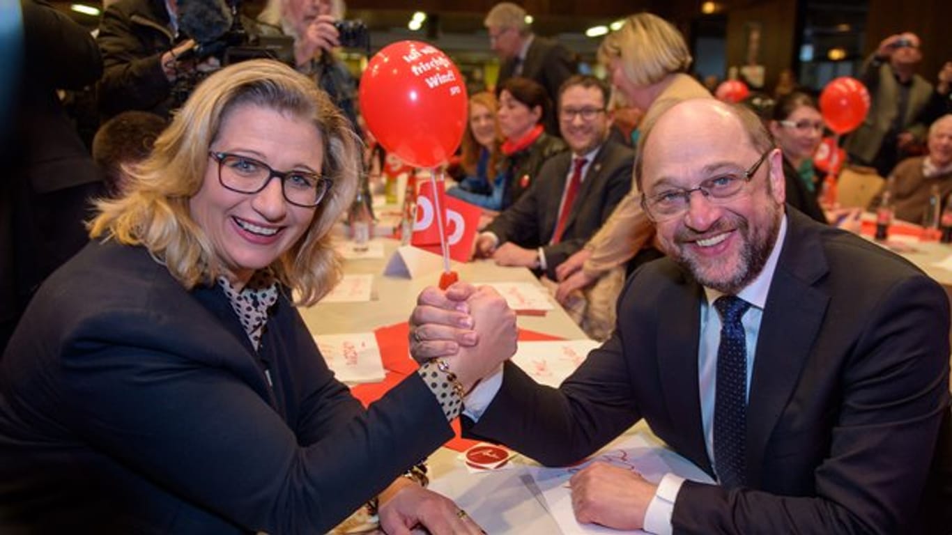 Anke Rehlinger, SPD-Spitzenkandidatin für die Landtagswahl, und SPD-Kanzlerkandidat Martin Schulz in der Glückauf Halle in Spiesen-Elversberg: Die Landtagswahl an der Saar ist der Auftakt ins Superwahljahr.