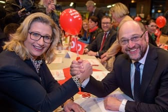 Anke Rehlinger, SPD-Spitzenkandidatin für die Landtagswahl, und SPD-Kanzlerkandidat Martin Schulz in der Glückauf Halle in Spiesen-Elversberg: Die Landtagswahl an der Saar ist der Auftakt ins Superwahljahr.