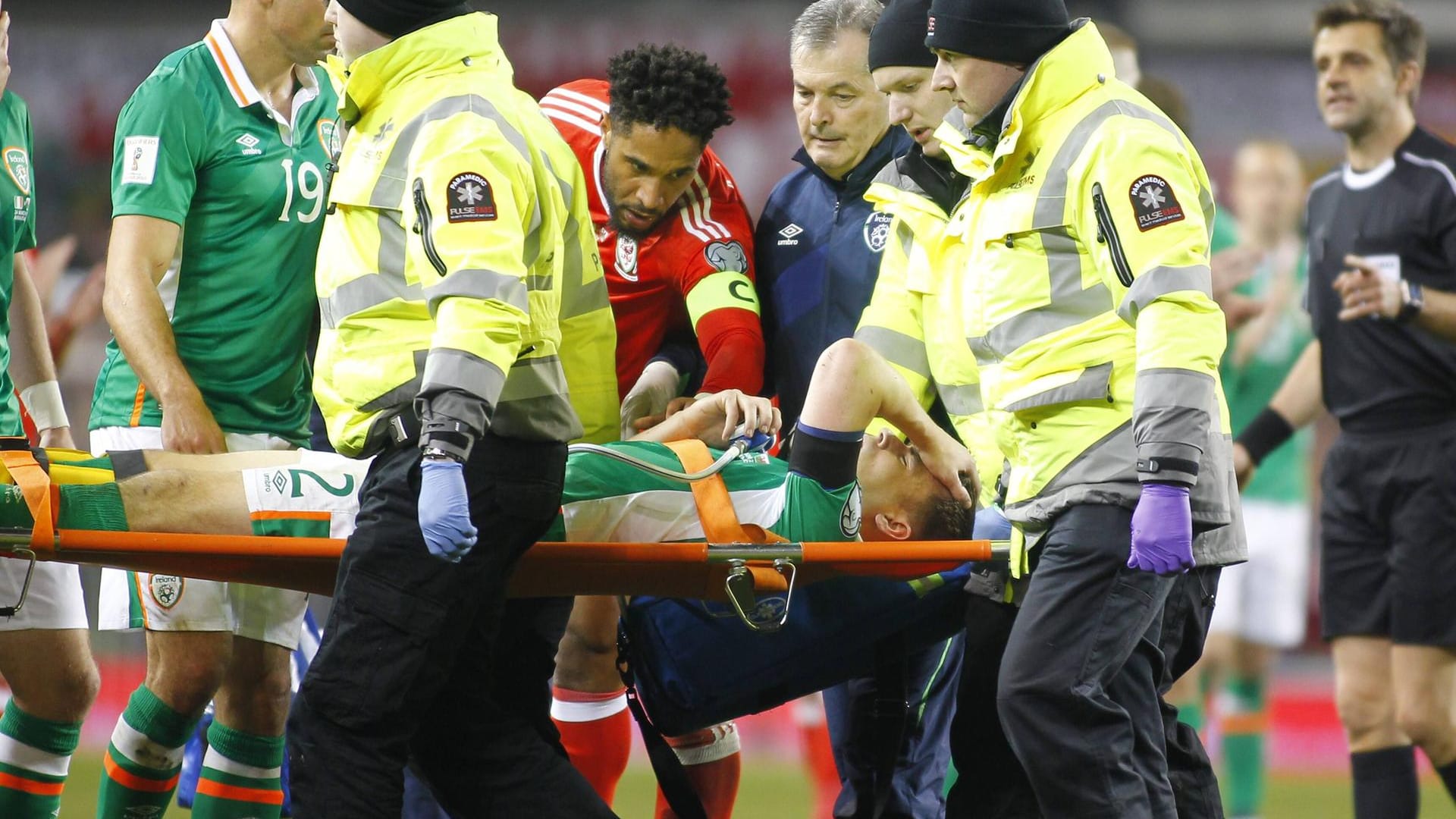 Coleman muss vom Platz getragen werden. Wales-Kapitän Ashley Williams gibt ihm einen aufmunternden Klaps.