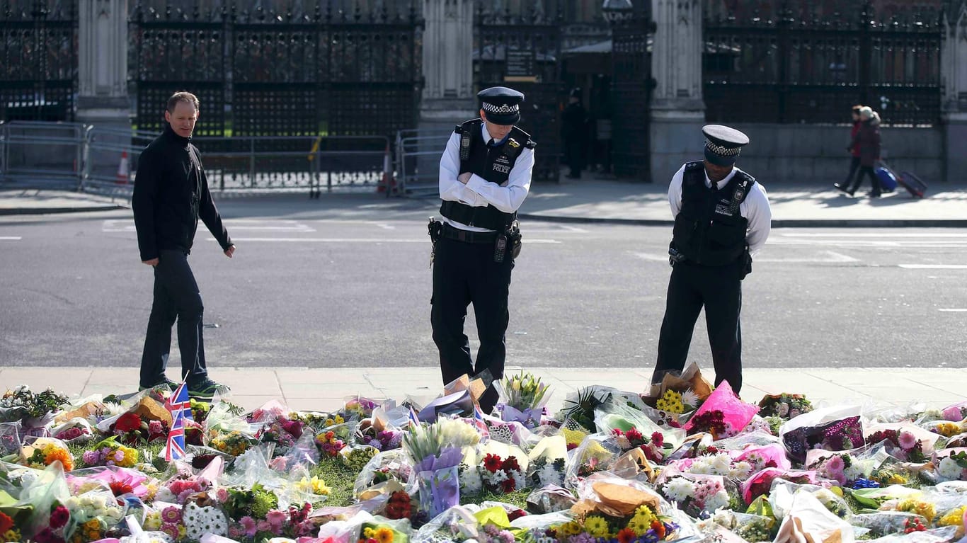 Nach dem Anschlag in Westminster haben viele Londoner Blumen vor dem Parlamentsgebäude abgelegt.
