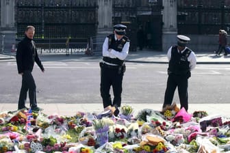 Nach dem Anschlag in Westminster haben viele Londoner Blumen vor dem Parlamentsgebäude abgelegt.