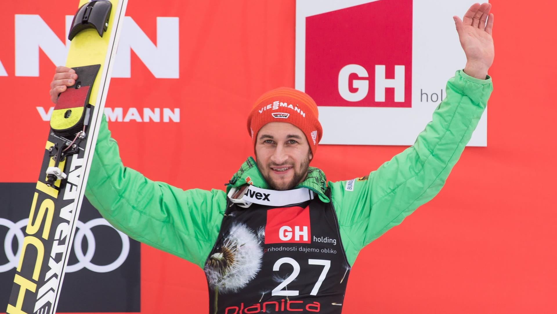 Markus Eisenbichler feiert seinen Rekordsprung und den 2. Platz mit dem Team.