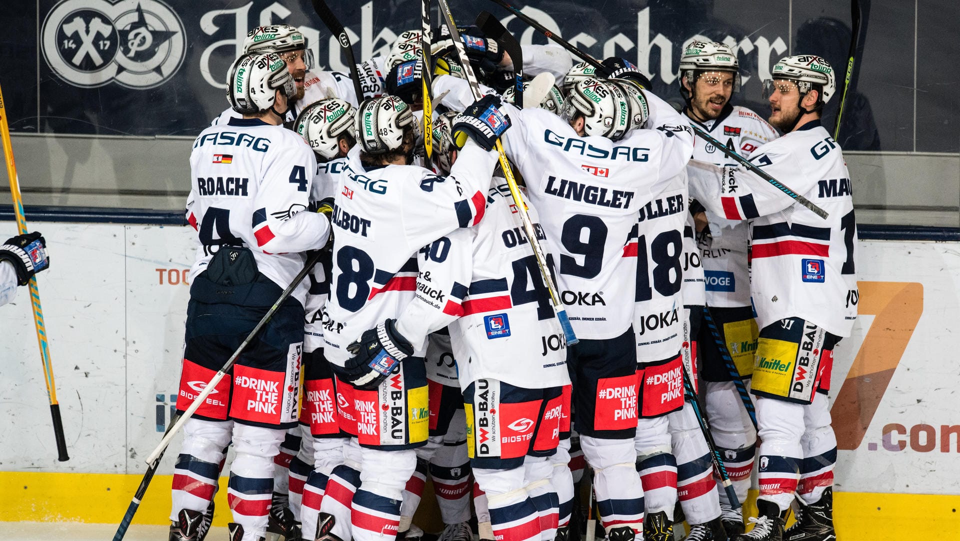 Die Eisbären feiern ihren Sieg gegen Meister München.