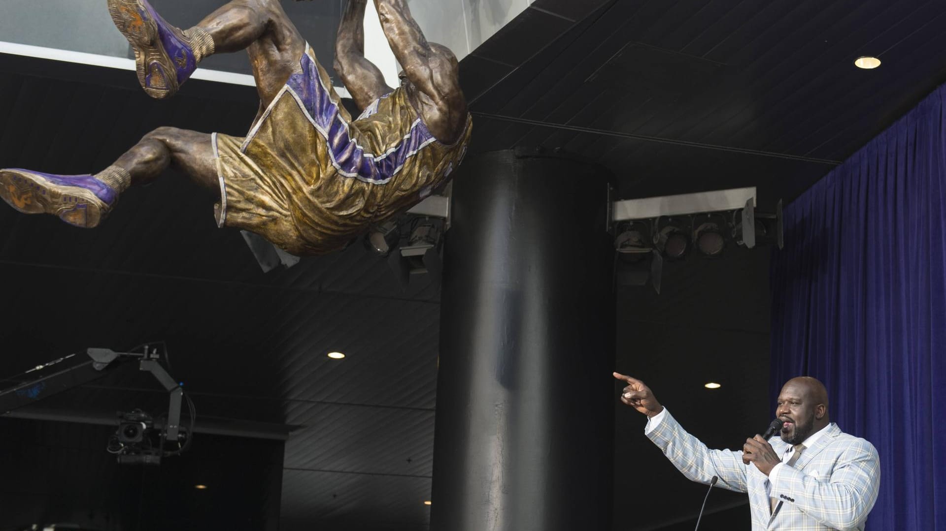 Shaquille O´Neal präsentiert stolz seine Statue