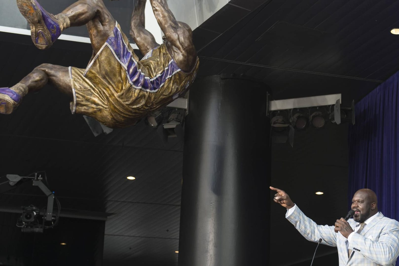 Shaquille O´Neal präsentiert stolz seine Statue