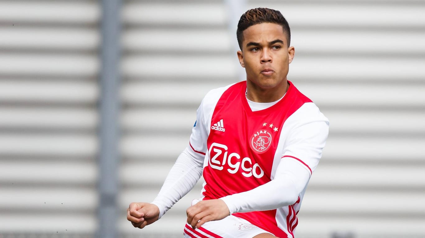 Kluiverts Sohn Justin tritt in seine Fußstapfen und hat sich in dieser Saison einen Stammplatz bei Ajax Amsterdam erobert