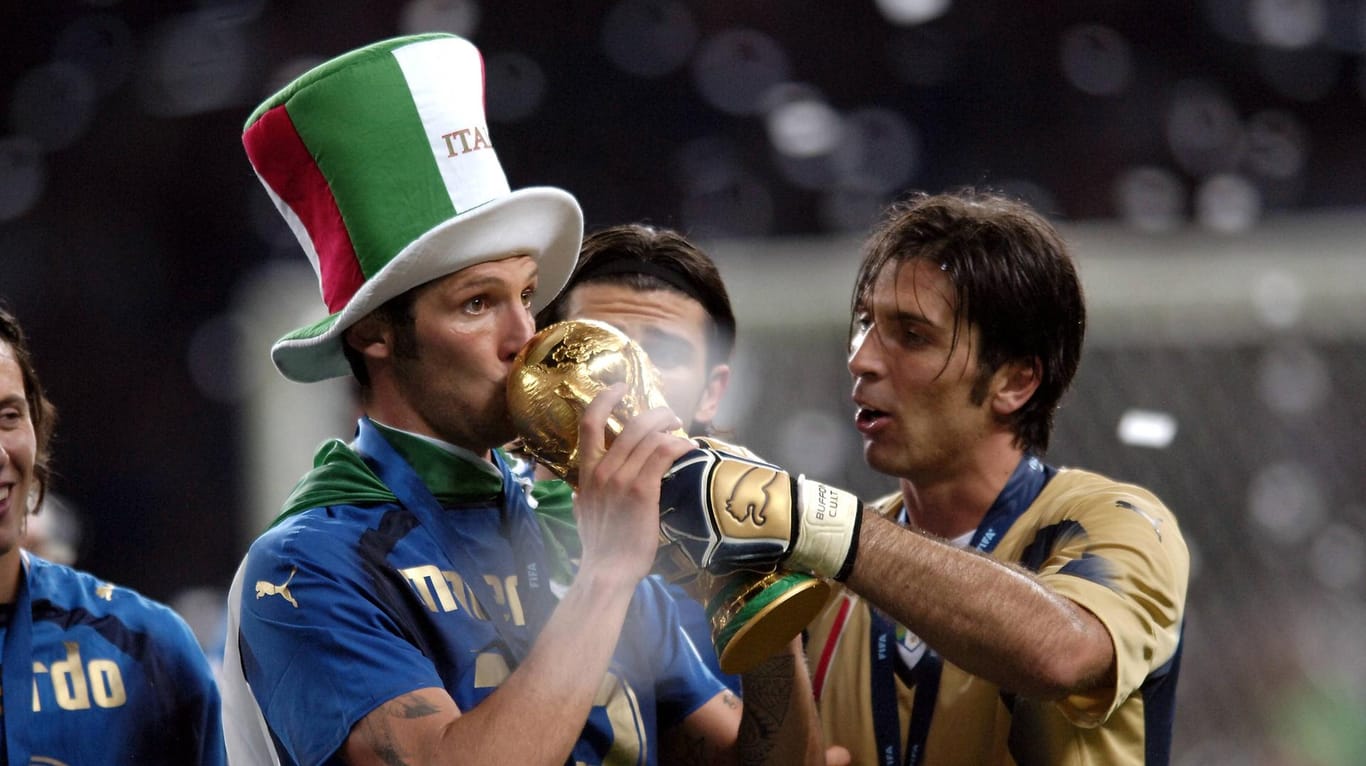Buffon (r.) wird 2006 mit Italien Weltmeister. Hier jubelt er gemeinsam mit Marco Materazzi.