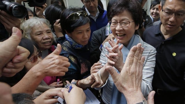 Carrie Lam, die bisherige Verwaltungschefin von Hong Kong, bei einer Wahlkampfveranstaltung. Carrie Lam, die bisherige Verwaltungschefin von Hong Kong, bei einer Wahlkampfveranstaltung.