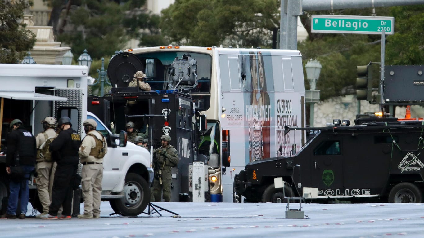 Polizisten der US-Spezialeinheit SWAT umstellen in Las Vegas einen Bus.