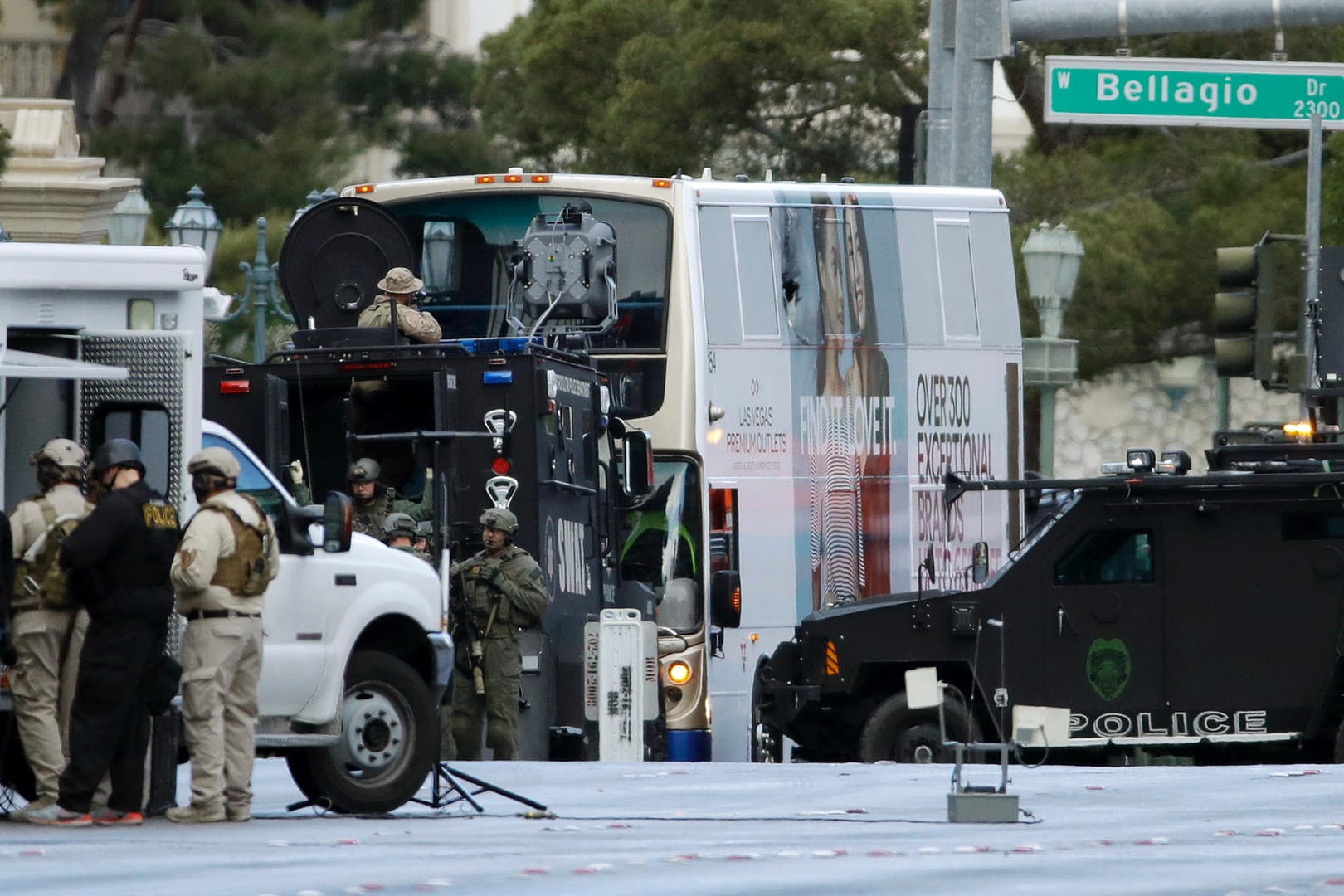 Polizisten der US-Spezialeinheit SWAT umstellen in Las Vegas einen Bus.