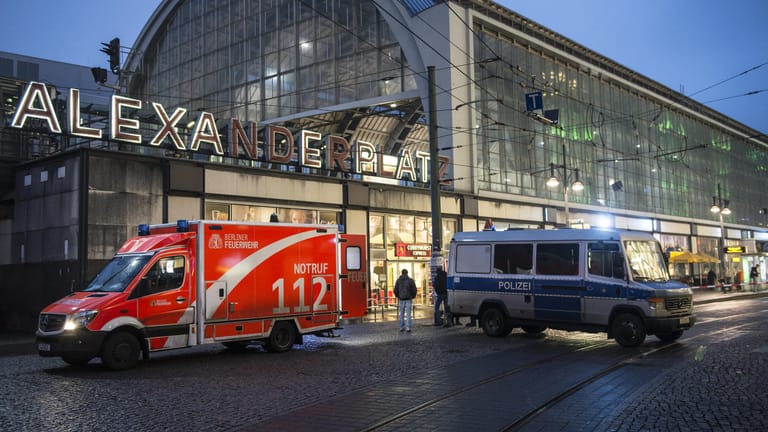 Einsatzfahrzeuge von Polizei und Feuerwehr in Berlin am Alexanderplatz. (Symbolbild)