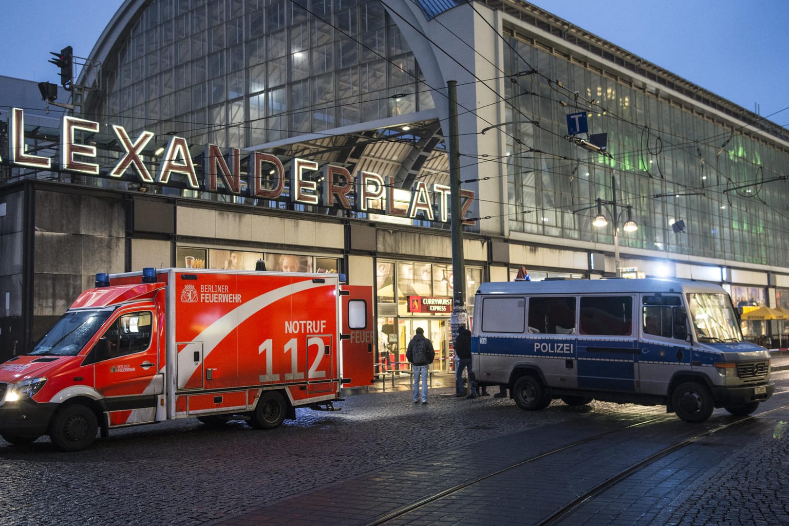 Einsatzfahrzeuge von Polizei und Feuerwehr in Berlin am Alexanderplatz. (Symbolbild)
