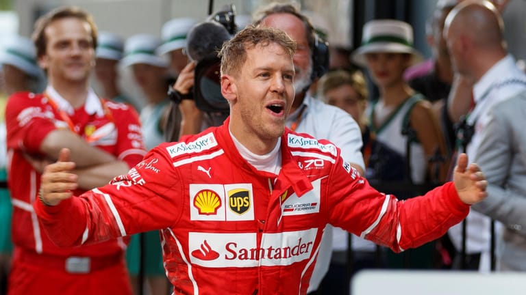 Während Sebastian Vettel seiner Freude freien Lauf lassen kann, geht bei Weltmeisterteam Mercedes die Fehleranalyse los.