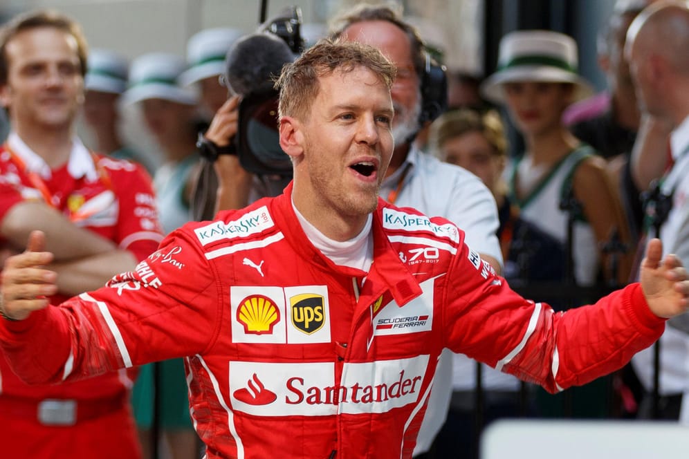 Während Sebastian Vettel seiner Freude freien Lauf lassen kann, geht bei Weltmeisterteam Mercedes die Fehleranalyse los.
